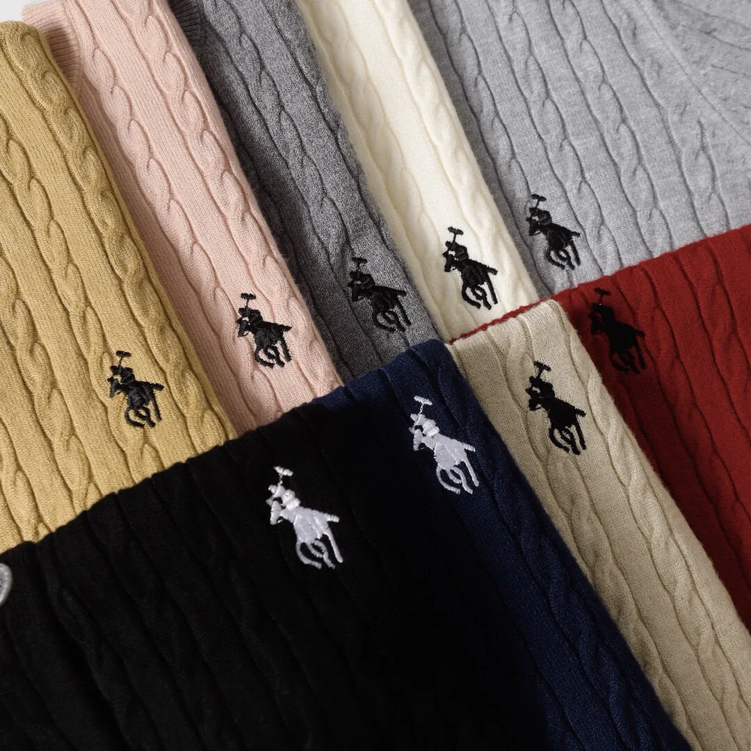 P166 Style No.: 602 -Ralph Lauren RL cardigan with classic war horse logo embroidery on the chest, long-sleeved sweater sweater jacket -The item is made of custom-dyed and custom-spun yarn, purchased from the original version. A full set of customized accessories. Details determine success or failure. Heavy new autumn and winter style. The weight of the item is as high as 800 grams. It is soft and delicate and does not tie the body. The upper body effect is very nice. Loose fit. Women's style. -Color: black, off-white, milk tea, light gray, dark gray. Navy blue red khaki red - Size: S / M / L S size 80-100 catties M size 100-120 catties Large size 120-135 catties